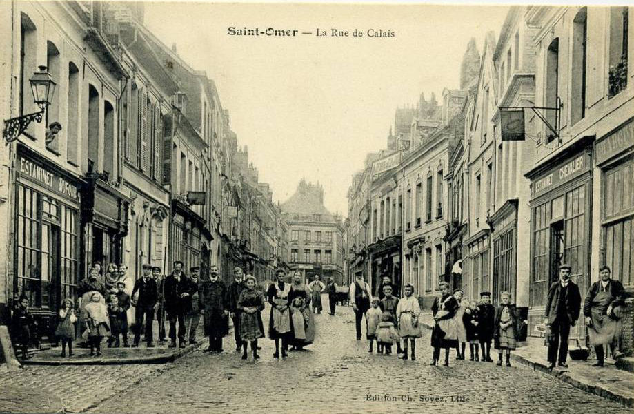 De nombreux habitants posent pour le photographe, dans cette rue trés commerçante. 